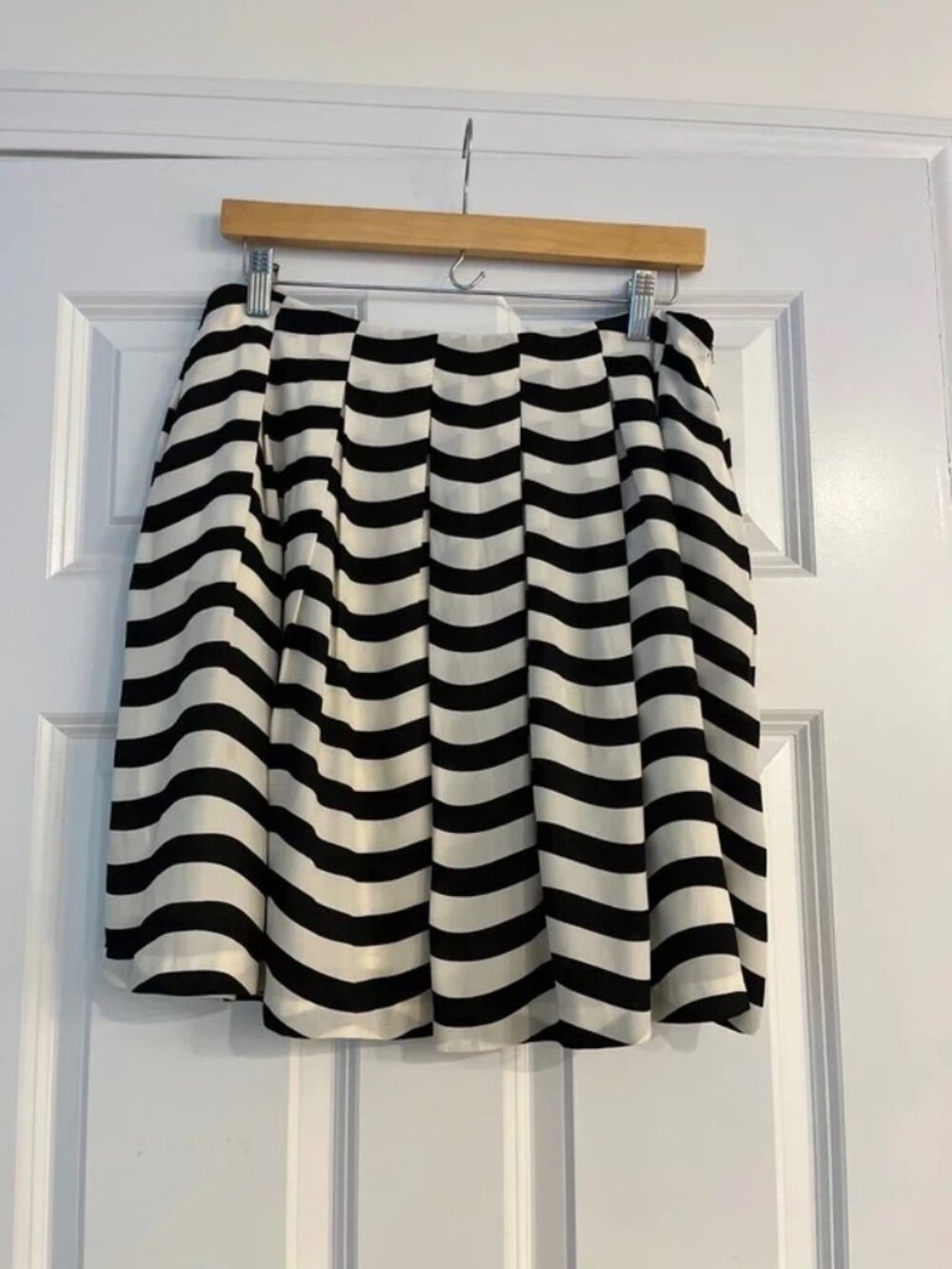 Banana Republic pleated striped flowy skirt